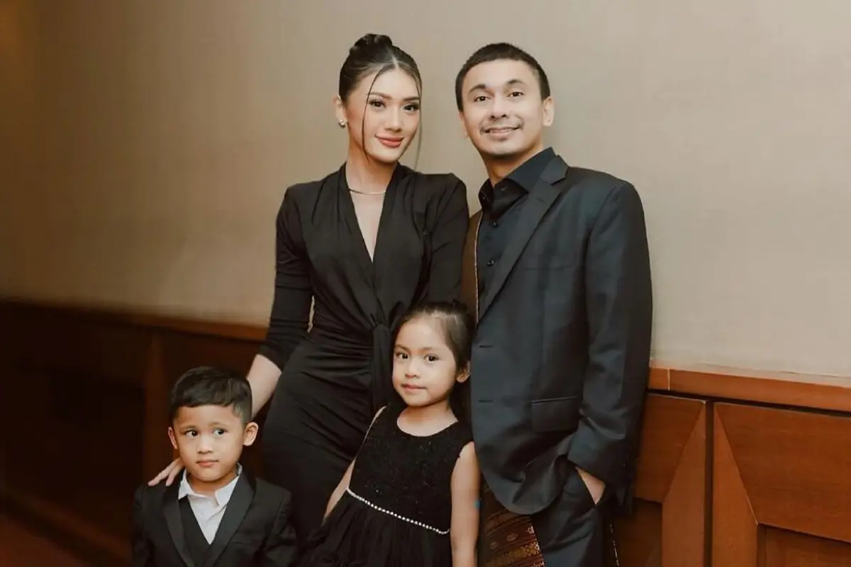 6 Gaya Anissa Aziza Support Film Sang Suami Raditya Dika, Kompak Tampil Serba Hitam dengan Dua Buah Hatinya