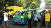 Sejumlah angkot dari berbagai trayek di Kota Bogor berdemonstrasi menolak sistem satu arah kawasan Kebin Raya (Liputan6.com/Achmad Sudarno)