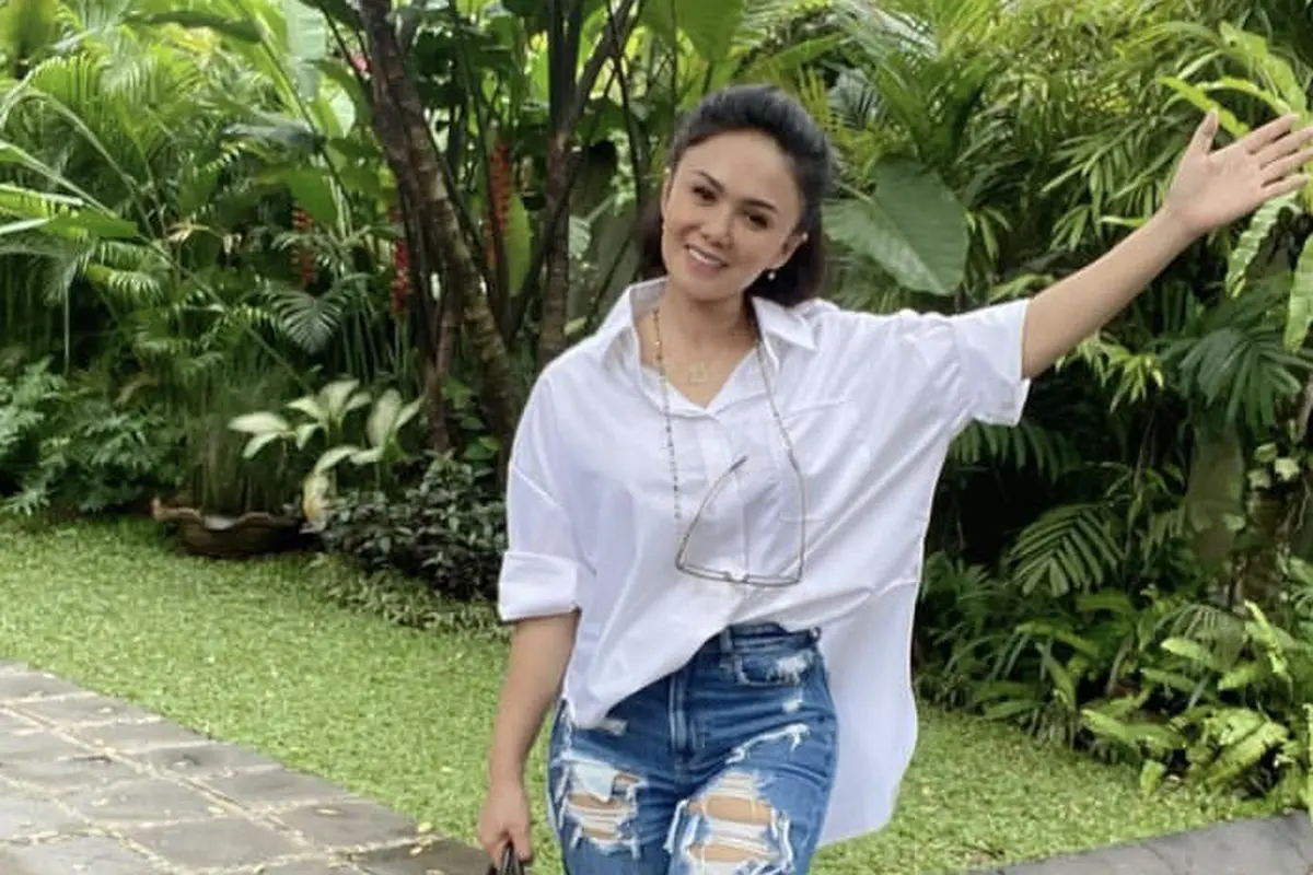Tampilan Yuni Shara Kenakan Celana Robek-Robek dipadukan dengan item fashion yang membuat awet muda, credit: @yunishara36