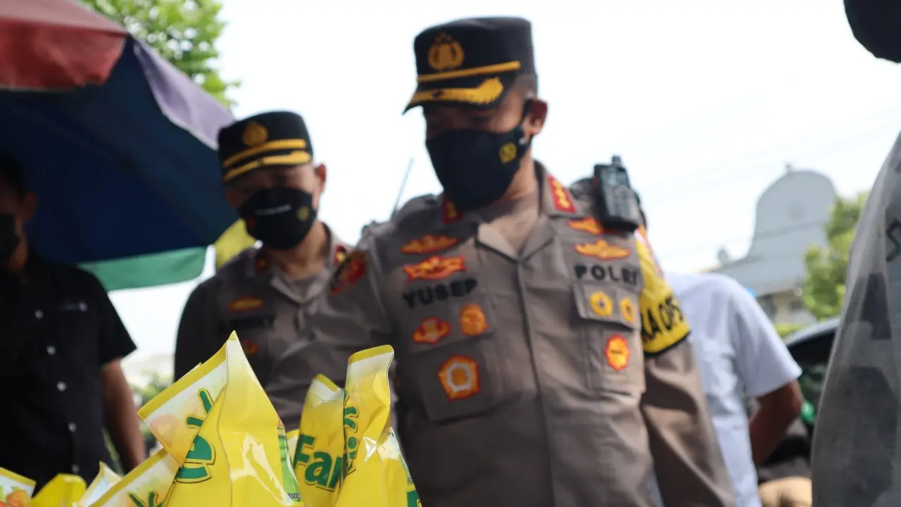 Kapolrestabes Surabaya Kombes Yusep mengecek ketersediaan minyak goreng di pasar Surabaya. (Dian Kurniawan/Liputan6.com)