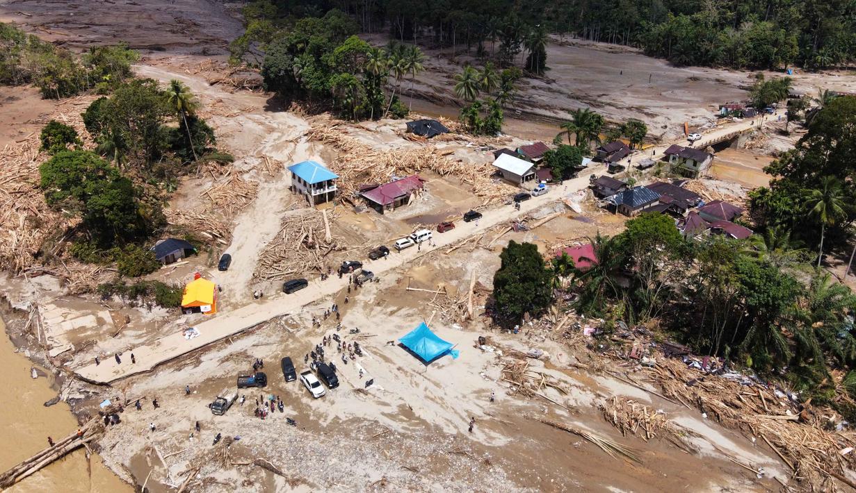 Data Badan Penanggulan Bencana Daerah (BPBD) Tapanuli Selatan yang dirilis hingga Senin1 Desember 2025, mencatat 50 orang meninggal dunia, 46 lainnya masih dinyatakan hilang, serta 49 warga mengalami luka berat. Tampak dalam foto, pemandangan desa yang terdampak banjir bandang di Batang Toru, Sumatera Utara, Senin 1 Desember 2025. (AP Photo/Binsar Bakkara)