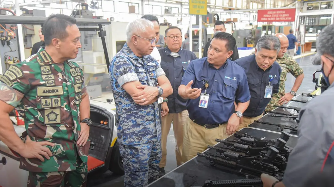 Panglima Angkatan Tentera Malaysia (ATM) Jenderal Tan Sri Dato' Sri Haji Affendi Bin Buang mengunjungi PT Pindad. Foto: Pindad