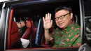 Menteri Dalam Negeri Tjahjo Kumolo melambaikan tangan kepada awak media usai menyerahkan  laporan harta kekayaan penyelenggara negara (LHKPN) kepada KPK, Jakarta, Senin  (10/11/2014) (Liputan6.com/MIftahul Hayat)