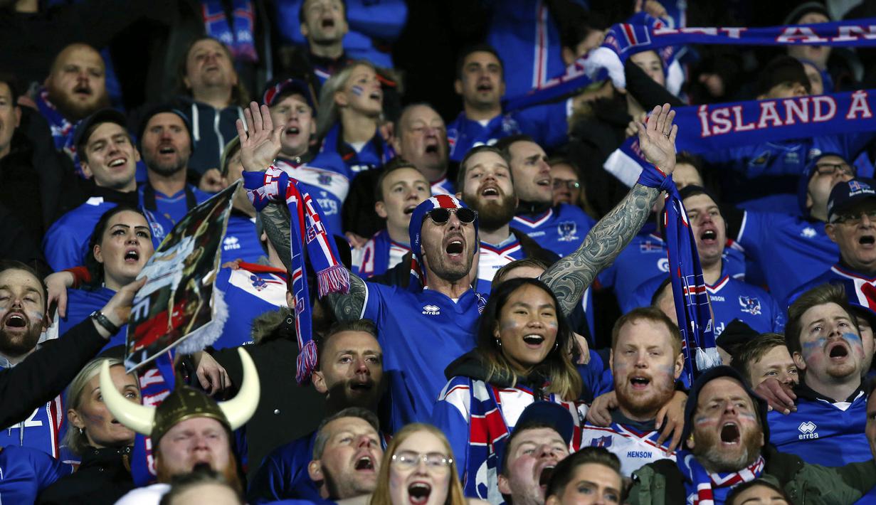 Para suporter Islandia merayakan keberhasilan lolos ke Piala Dunia 2018 usai mengalahkan Kosovo di Reykjavik, Senin (9/10/2017). Islandia untuk pertama kali dalam sejarah lolos ke Piala Dunia. (AP/Brynjar Gunnarsson)