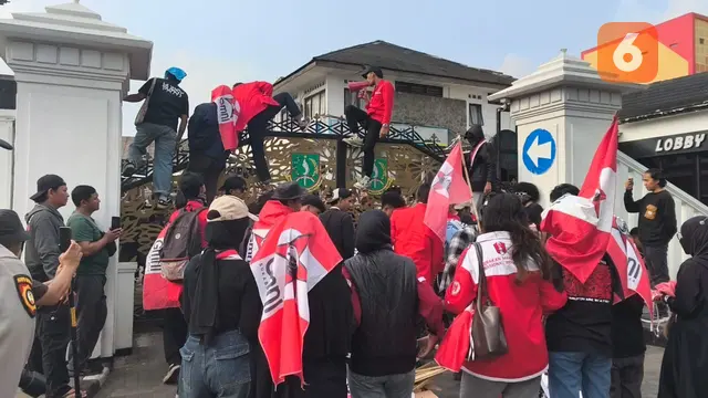 Puluhan mahasiswa dari Gerakan Mahasiswa Nasional Indonesia (GMNI) saat melakukan aksi demontrasi di depan Balai Kota Sukabumi. (Liputan6.com/Fira Syahrin).