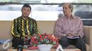Ketua PPATK M Yusuf (kiri) menyimak pertanyaan terkait penghapusan Indonesia dari status Grey Area di Jakarta, (26/6/2015). Penghapusan ini merupakan komitmen pencegahan dan pemberantasan tindak pidana pendanaan terorisme. (Liputan6.com/Herman Zakharia)