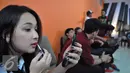 Pemain sinetron High School Love Story (HSLS), Agatha Pricilla mempersiapkan diri untuk melakukan adegan di lokasi syuting Studio MD, Jakarta, Kamis (20/8/2015). Sinetron HSLS sudah tayang sejak 10 Agustus 2015 lalu di SCTV. (Liputan6.com/Herman Zakharia)