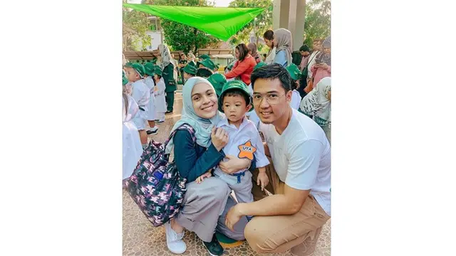 7 Momen Seleb Antar Anak di Hari Pertama Masuk Sekolah