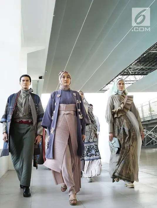 Model berjalan di catwalk pada pembukaan Muslim Fashion Festival Indonesia (Muffest) 2020 di Aquatic Stadium, GBK Senayan, Jakarta, Jumat (30/8/2019). Sebelas desainer kenamaan dunia fashion muslim tanah air ikut ambil bagian dalam busana terbaru mereka di Truks Show. (Fimela.com/Bambang E.Ros)