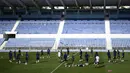 Para pemain Lyon berdiri di lapangan selama sesi latihan di Stadion Restelo, Lisbon, Portugal, Selasa (18/8/2020). Lyon akan menghadapi Bayern Munchen pada pertandingan semifinal Liga Champions. (Franck Fife/Pool via AP)