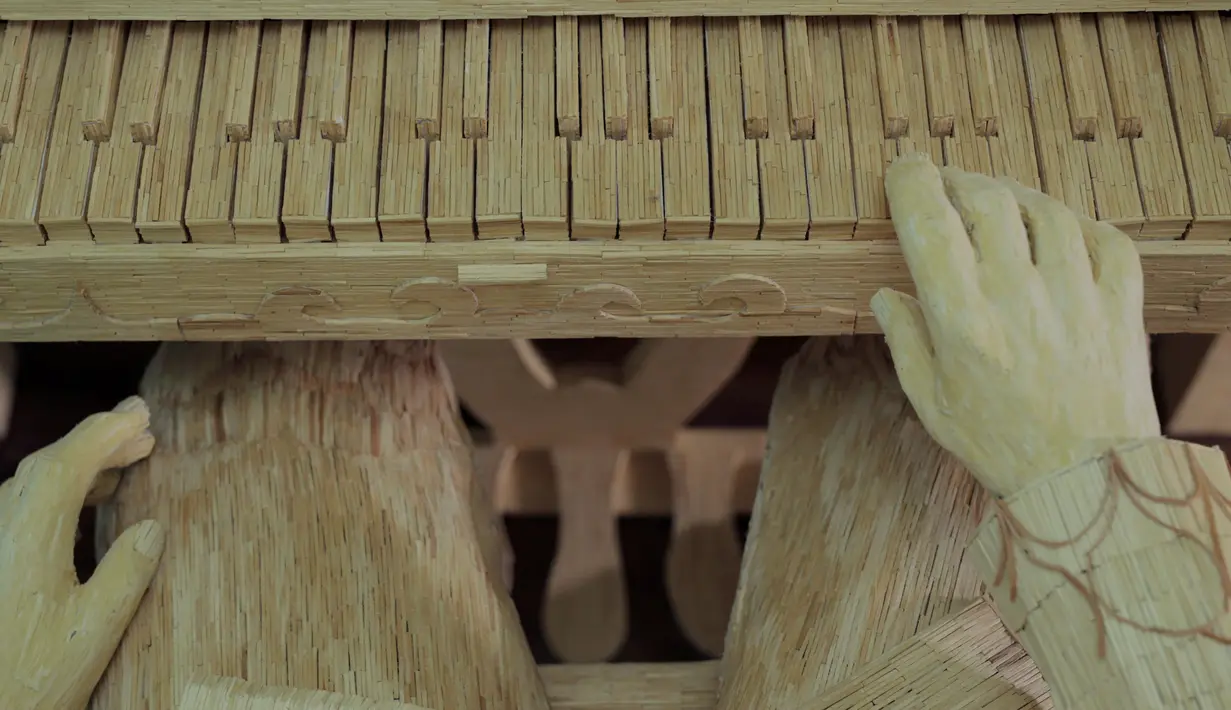 Detail dari patung pianis yang dibuat oleh seniman Tomislav Horvat di studio miliknya di Podturen, Kroasia, Kamis (27/10). Patung yang memiliki berat 100 kg ini dibuat dari susunan sekitar 210.000 batang korek api selama 30 bulan. (REUTERS/Antonio Bronic)
