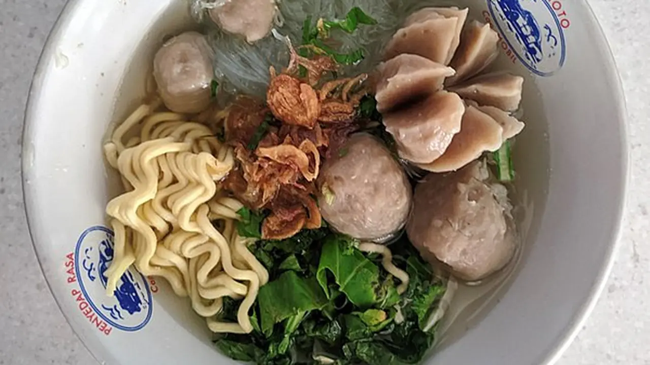 Semangkuk kuah bakso sapi dengan bakso besar, kecil, dan mi bihun