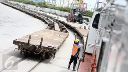 Keberadaan kereta api peti kemas dari Gedebage, Bandung ke pelabuhan Tanjung Priok, Jakarta menuju ke terminal peti kemas diharapkan transportasi logistik lebih tepat waktu dan hemat biaya, Jakarta, Jumat (13/1). (Liputan6.com/Faizal Fanani)