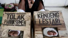 Petani dari kawasan Pegunungan Kendeng, Kabupaten Rembang, Jawa Tengah, melakukan aksi protes memasuki hari ke keenam mencor kaki dengan semen di kantor LBH Jakarta, Jakarta Pusat, Sabtu (18/3). (Liputan6.com/Johan Tallo)
