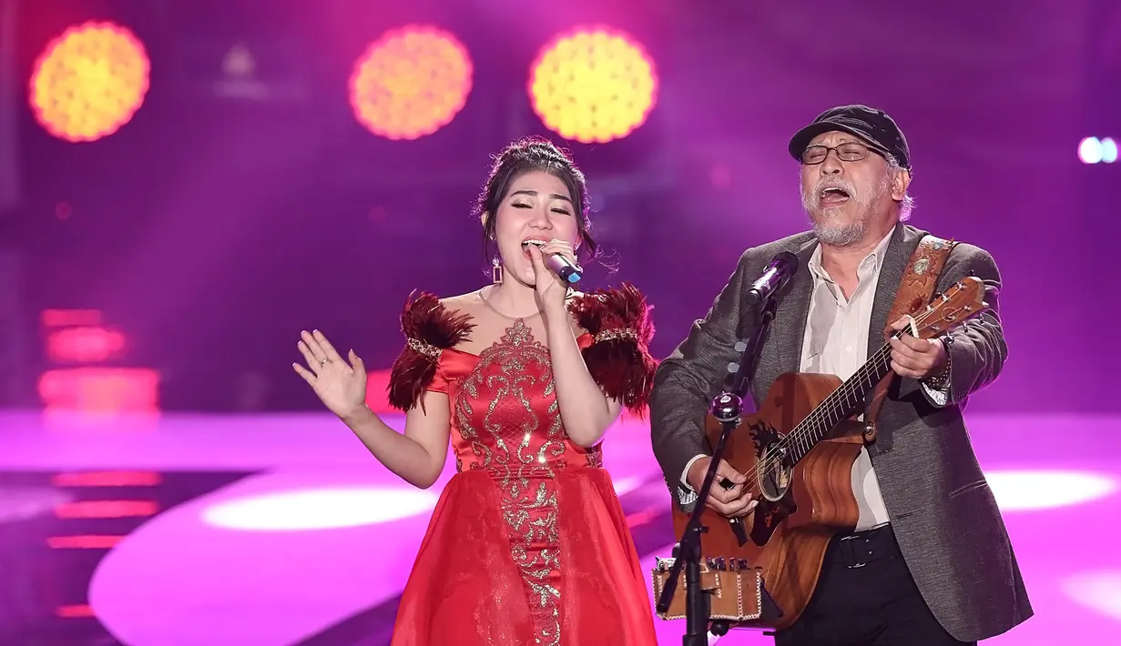 Pemandangan yang cukup unik ketika menyaksikan Iwaan Fals mendendangkan lagu dangdut yang berjudul ‘Sekuntum Mawar Merah’. Warna suara Iwan yang khas membuat lagu itu semakin enak di dengar. (Bambang E.Ros/Bintang.com)