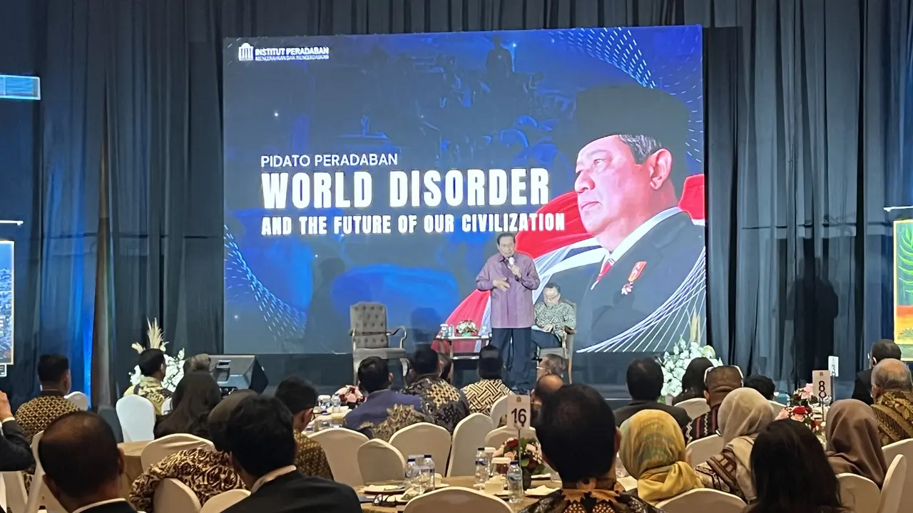 Presiden RI keenam, Susilo Bambang Yudhoyono (SBY) dalam Pidato Kebangsaannya terkait gejala “The World Disorder and The Future of Our Civilization” yang digelar Institut Peradaban di Menara Bank Mega, Jakarta Selatan, Rabu (30/7/2025) (Liputan6.com/Winda