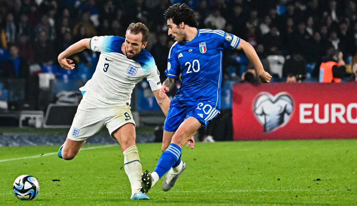 Gelandang Italia, Sandro Tonali (kanan) yang berusia 23 tahun dan sejak awal musim 2021/2022 membela AC Milan ini tercatat sebagai pemain termahal di ajang Euro U-21 2023 bersama Mykhaylo Mudryk (Ukraina) dengan memiliki nilai pasar 50 juta euro atau setara Rp821 miliar. Pemain yang telah memiliki 14 caps bersama timnas senior ini hingga kini telah bermain dalam 13 laga bareng Timnas U-21 Italia. (AFP/Alberto Pizzoli)