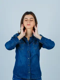 Jaw release salah satu latihan yang efektif sebagai cara mengurangi rasa sakit pada rahang dan memperkuat otot pada wajah. (Foto/dok: Freepik/8photo)