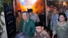 Presiden Susilo Bambang Yudhoyono dan BJ Habibie menghadiri pemutaran perdana film Habibie-Ainun.
di XXI Epicentrum, Kuningan, Jakarta.