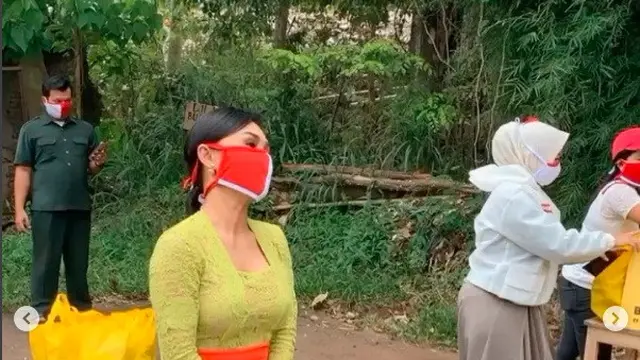 6 Potret Yuni Shara Saat Bagikan Sembako dengan Kebaya, Curi Perhatian