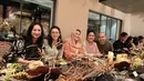 Cucu Soeharto Retno Sigit hadir dengan atasan bercorak. Mantan Istri Tommy Soeharto, Tata Cahyani juga hadir mengenakan pakaian serba hitam.  [@yennywahid]