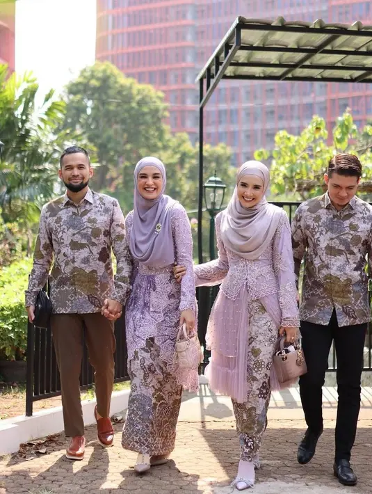 Zaskia Sungkar mengenakan kebaya beraksen tulle yang manis dan kain batik.  Penampilannya dilengkapi dengan tas Lady Dior dan heels silver  [@shireensungkar/@zaskiasungkar15]