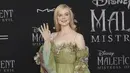 Elle Fanning tersenyum saat menghadiri pemutaran perdana film Disney "Maleficent: Mistress of Evil" di Teater El Capitan di Hollywood (30/9/2019). Elle Fanning tampil bergaun hijau dengan sarung tangan tipis dann tetesan darah merah berhiaskan permata di tangan kanannya. (AP Photo/Willy Sanjuan)