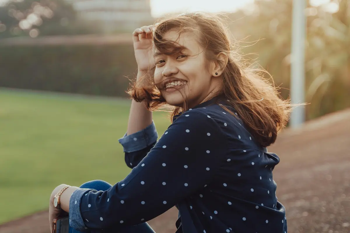 bahagia santai mandiri cantik menyendiri