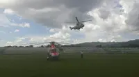 Helikopter yang ditumpangi Menteri Kemenetrian PUPR Basuki Hadimuljono mendarat darurat di kota Pare-Pare. (Eka Hakim/Liputan6.com)