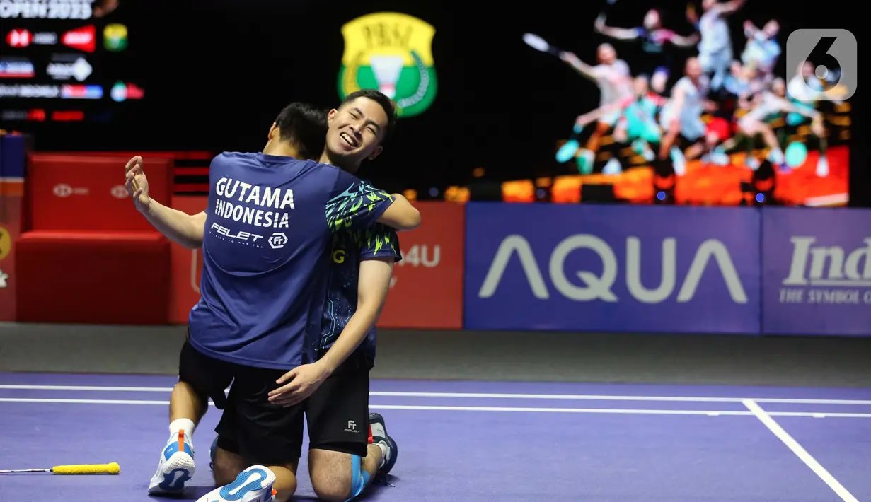 Ganda putra Indonesia, Sabar Karyaman Gutama/Moh Reza Pahlevi Isfahani merayakan kemenangan usai bertanding melawan Man Wei Chong/Kai Wun Tee (Malaysia) pada semifinal Kapal Api Indonesia Open 2025 di Istora Gelora Bung Karno, Senayan, Jakarta, Sabtu (7/6/2025). (Liputan6.com/Helmi Fithriansyah)