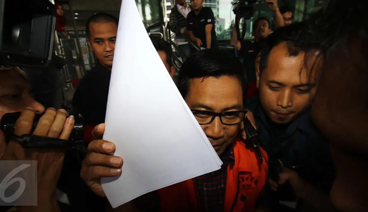 Kamaludin resmi ditahan KPK karena diduga terlibat sebagai perantara pada suap tersebut yang melibatkan Hakim Mahkamah Konstitusi, Patrialis Akbar, Jakarta, Kamis  (2/2). (Liputan6.com/Helmi Afandi)