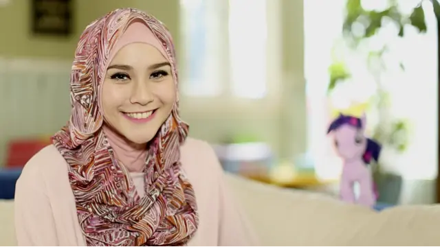Bereksperiman memakai hijab kini sah-sah saja. Dengan bahan berwarna ceria serta bermotif bisa menciptakan satu kesan pemakaian hijab yang simple tapi terkesan girly.