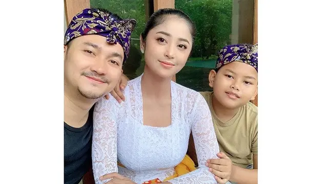 Jarang Tersorot, Ini 7 Momen Kebersamaan Dewi Perssik dan Anak Angkatnya