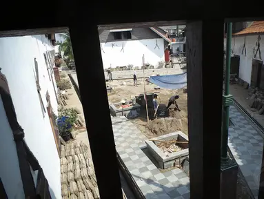 Sejumlah pekerja tengah merenovasi Museum Bahari, Jakarta, Selasa (9/9/14). (Liputan6.com/Faizal Fanani)