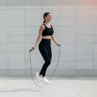 Jumping rope atau lompat tali adalah aktivitas kardio yang dilakukan dengan mengayunkan tali melewati kepala dan melompat saat tali melintas di bawah kaki secara berulang. [Dok/freepik.com/holiak]