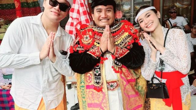 7 Potret Rizky Febian dan Mahalini Raharja Ikuti Upacara Memukur di Bali, Tampil Serasi