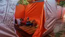 Warga membaca buku di sebuah tenda modular bagi kaum tunawisma guna menghentikan penyebaran COVID-19 di sebuah lapangan basket beratap di Manila, 23 Maret 2020. Jumlah kasus infeksi virus corona meningkat menjadi 501, menurut Otoritas kesehatan Filipina, pada Selasa (24/3). (Xinhua/Rouelle Umali)