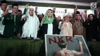 Putri Gus Dur, Yenny Wahid (tengah) mendeklarasi dukungan Konsorsium Kader Gus Dur terkait Pilpres 2019 di Jakarta, Rabu (26/9). Konsorsium Kader Gus Dur resmi mendukung capres dan cawapres nomor urut 01 Jokowi-Ma'ruf Amin. (Liputan6.com/Herman Zakharia)