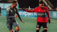 Bek kiri NEC Nijmegen, Calvin Verdonk mendapatkan penjagaan ketat dari gelandang Ajax, Jordan Henderson dalam laga Eredivisie di Gofferstadion, Minggu (1/12/2024). (Instagram/c.verdonk)