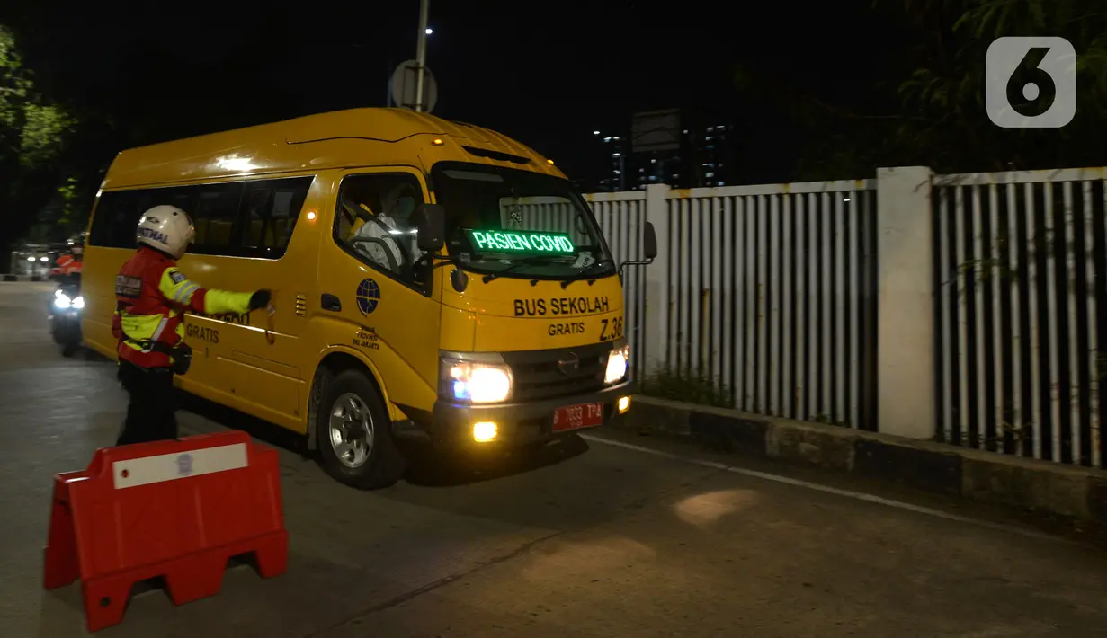 Bus sekolah yang membawa pasien COVID-19 berjalan di luar RS Darurat Wisma Atlet, Jakarta, Selasa (22/6/2021). Bertepatan dengan HUT ke-494 DKI Jakarta, ada peningkatan kasus COVID-19 yang sudah memasuki fase kritis. (merdeka.com/Imam Buhori)