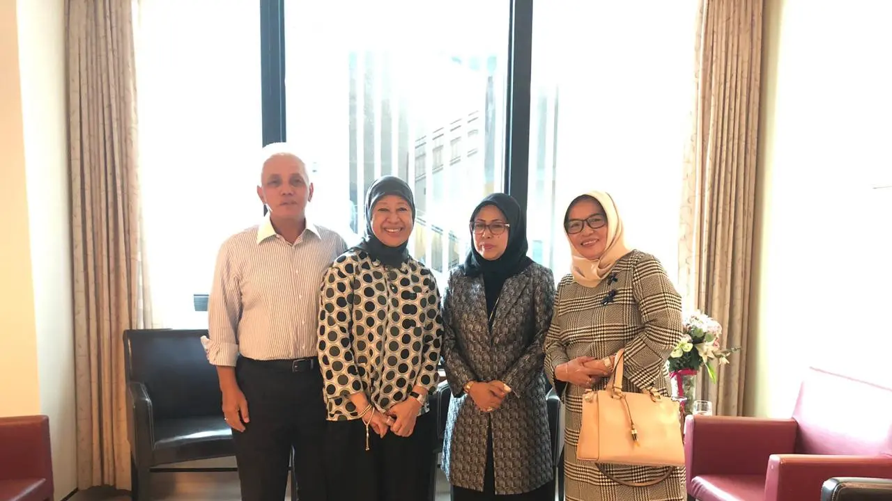 Putri pertama Ma'ruf Amin, Siti Ma'rifah menjenguk istri Presiden ke-6 RI SBY, Ani Yudhoyono di Singapura. (Ist)