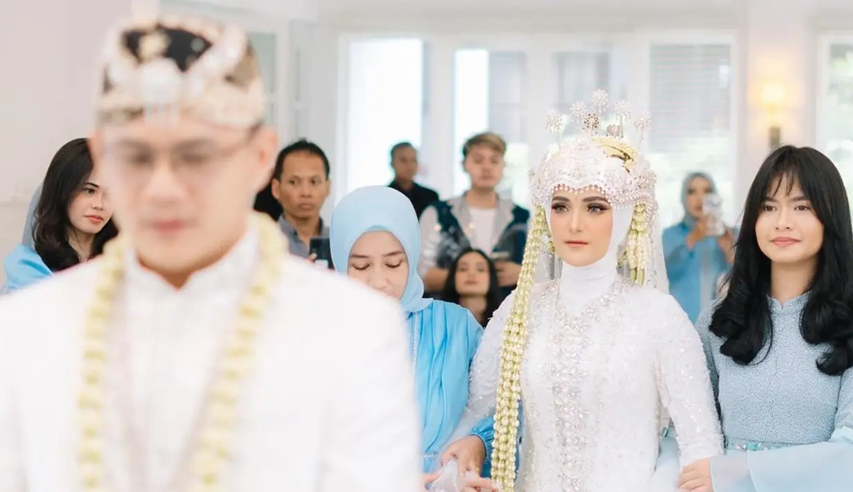Dalam momen tersebut, tampak Salshadilla yang mengenakan gaun bernuansa biru muda. Kakak Devano Danendra itu juga begitu menawan dengan senyum merekah saat berjalan mendampingi Nadya Mustika menuju pelaminan menemui sang suami, Iqbal Rosadi, saat prosesi ijab kabul. (Liputan6.com/IG/@salshaindradjaja)