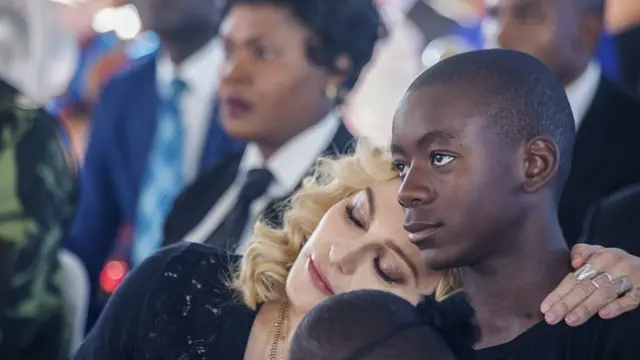 Anak Adopsi Madonna Putuskan Tinggal Terpisah, Suka Memulung Makanan Saat Lapar