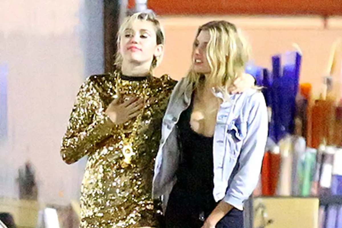 Miley Cyrus dan Stella Maxwell