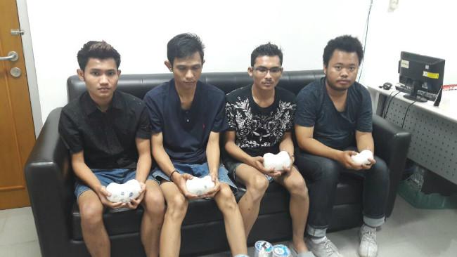 Selundupkan Sabu, 4 Warga Kalimantan Diamankan Pihak Avsec Kualanamu. (Liputan6.com/Reza Efendi)