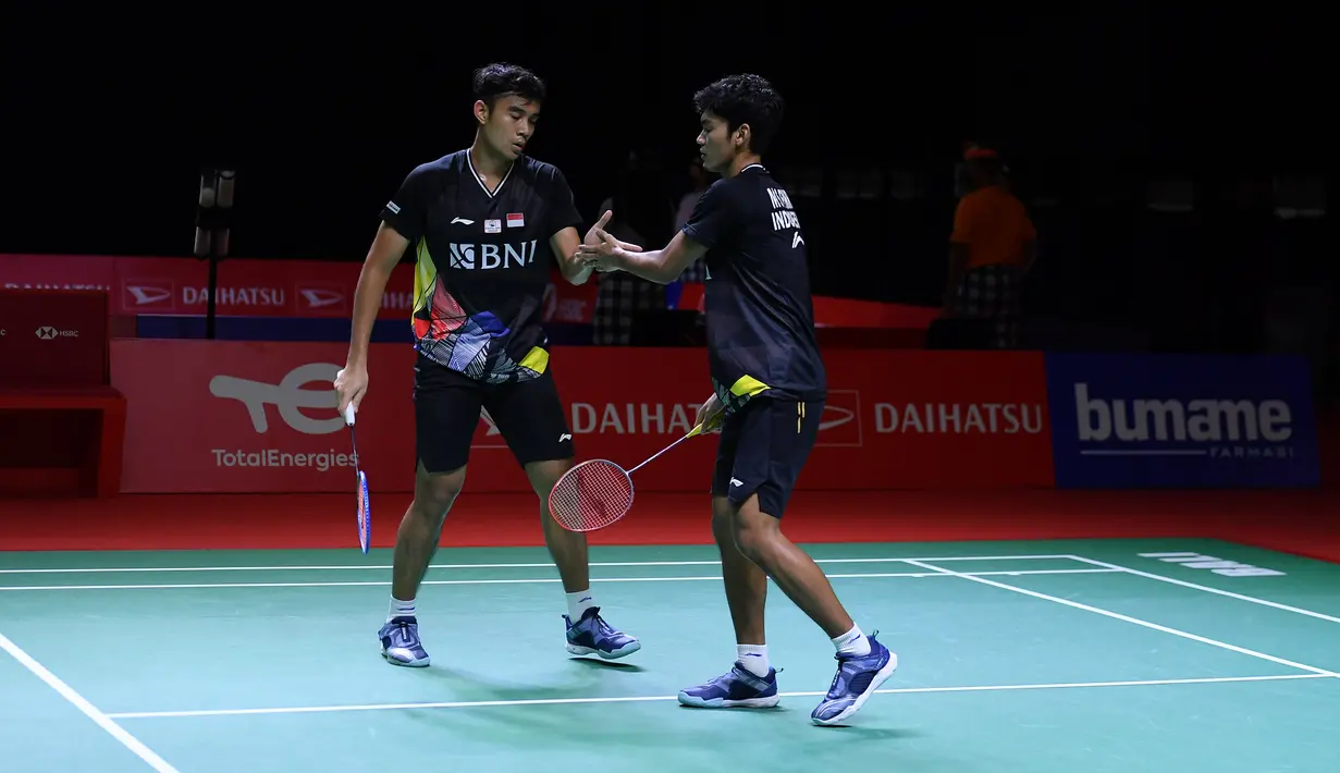 Ganda putra muda, Muhammad Shohibul Fikri/Bagas Maulana saat melawan rekan senegaranya Fajar Alfian / Muhammad Rian Ardianto pada babak 32 besar Indonesia Masters 2021 di Bali International Convention Centre, Selasa (16/11/2021).  Fikri/Bagas menang 13-21, 21-18 dan 22-20. (Foto: Humas PP PBSI)