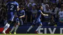 Ada motivasi tersendiri saat pemain Chelsea, Cesc Fabregas (kanan) melawan Arsenal. Fabregas merupakan mantan kapten The Gunners dan kemungkinan akan membuktikan diri untuk mencetak gol. (AP/Alastair Grant)