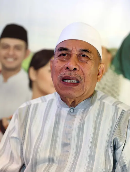 "Dari yang awalnya kaya, angkuh, riya, licik, sekarang berubah drastis. Pakai topinya miring, bajunya buluk, cucunya 2. Tapi dia suka cewek cantik," ungkap Latief Sitepu, di SCTV Tower, Jakarta, Senin (13/2/2017). (Nurwahyunan/Bintang.com)