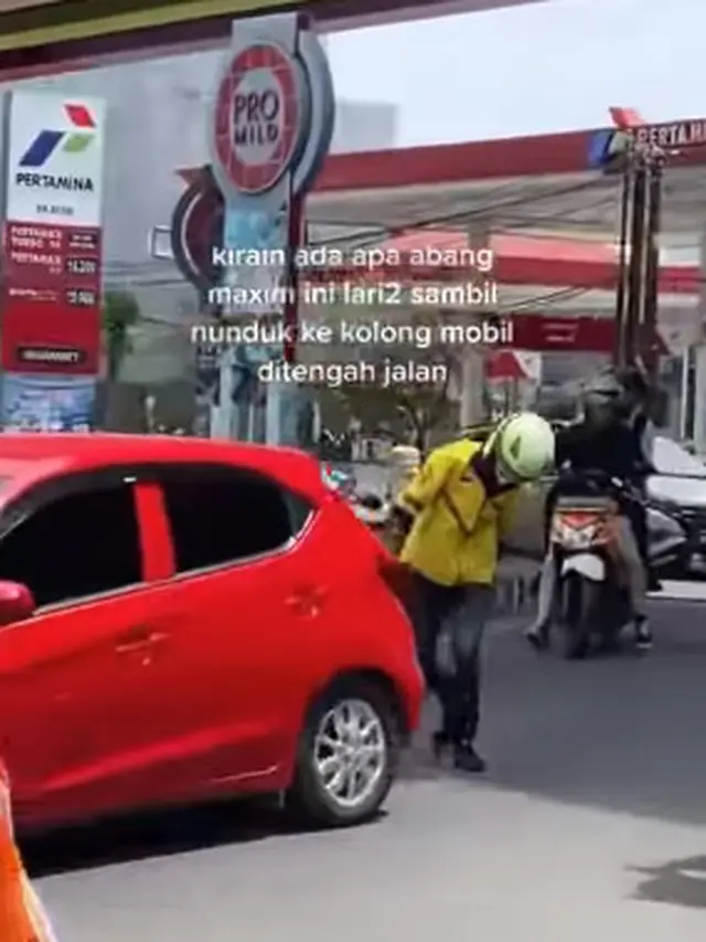 Driver ojol berlarian selamatkan kucing (Instagram/@memomedsos)