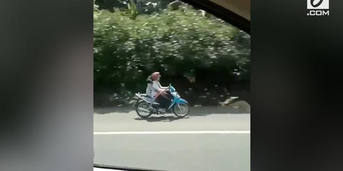 VIDEO: Sambil Bonceng Anak, Emak-Emak Naik Motor Masuk Tol